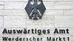 Bundesadler und Schriftzug am Neubau Auswaertiges Amt