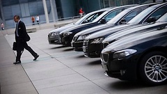 Dienstwagen vor dem Reichstag