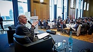 Norbert Lammert spricht vor dem Jugendforum