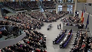 Die Abgeordneten beider Parlamente versammelten sich im Plenarsaal des Reichstagsgebäudes.