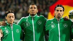 Mesut Oezil (v.l.), Jerome Boateng und Sam Khedira vor einem Testspiel der Nationalmannschaft im Februar 2012.