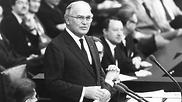 Rainer Barzel bei seiner Antrittsrede als Bundestagspräsident am 29. März 1983.