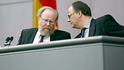 Wolfgang Thierse (Mitte) im Gespräch mit Schriftführer Heiner Kamp.