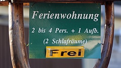 Reklameschild für eine Ferienwohnung