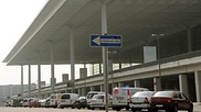 Belegte Parkplätze vor dem Flughafen am 3. April 2014