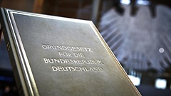 Ein Exemplar des Grundgesetzes im Plenarsaal des Bundestages.