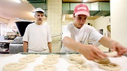Auszubildender in einer Bäckerei in Berlin