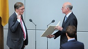 Hans-Peter Bartels (links) bei der Vereidigung durch Bundestagspräsident Norbert Lammert