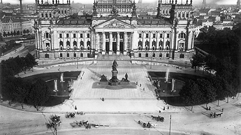 Blick von der Siegess&auml;ule: Ab 1871 tagte der Reichstag zun&auml;chst in der ehemaligen K&ouml;niglich-Preu&szlig;ischen Porzellanmanufaktur in der Leipziger Stra&szlig;e. Das Reichstagsgeb&auml;ude wurde erst am 6. Dezember 1894 bezogen. Foto: Georg Haeckel, 1912