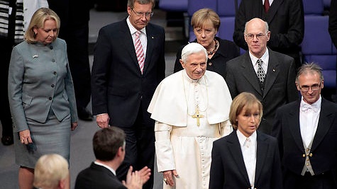 Papst betritt Plenum