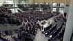 Blick ins Plenum und Papst Benedikt XVI.