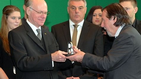 Bundestagspräsident Lammert, (links) erhält von Christoph Heubner, dem Vizepräsidenten des Internationalen Auschwitz-Komitees die Skulptur