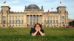 Christine Chiriac vor dem Reichstagsgebäude in Berlin, dem Sitz des Deutschen Bundestages