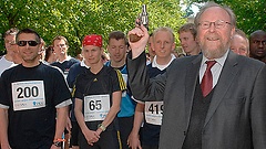 Bundestagsvizepräsident Wolfgang Thierse (SPD) gibt den Startschuss zum 11. Berliner Bundestagslauf