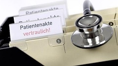 Patientenakte und Stethoskop