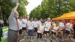 Bundestagslauf: Wolfgang Thierse gibt den Startschuss.