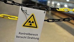 Schild warnt vor Strahlung im atomaren Zwischenlager in Gorleben