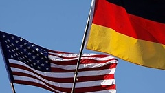 Deutschlandfahne und Fahne der USA