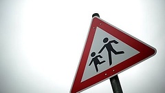 Schild warnt vor spielenden Kindern