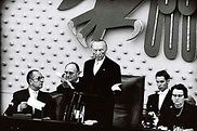 1965: Alterspräsident Konrad Adenauer hält eine Ansprache in der konstituierenden Sitzung des fünften Deutschen Bundestages.