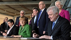 Sigmar Gabriel (v.l.), Frank-Walter Steinmeier, Angela Merkel, Andrea Nahles, Hermann Gröhe, Volker Kauder, Horst Seehofer und Gerda Hasselfeldt bei der Unterzeichung des Koalitionsvertrages im Reichstagsgebäude.