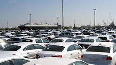 VW-Exportfahrzeuge warten auf ihre Verschiffung im Hafen von Bremerhaven.