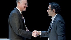 Norbert Lammert gratuliert Navid Kermani (rechts) zur Verleihung des Heinrich-von-Kleist-Preises 2012.