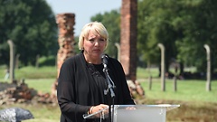 Bundestagsvizepräsidentin Claudia Roth bei ihrer Ansprache im ehemaligen Konzentrationslager Auschwitz-Birkenau