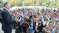 Bundestagsvizepräsident Johannes Singhammer eröffnet den Tag der Ein- und Ausblicke vor dem Westportal des Reichstagsgebäudes am 7. September 2013.