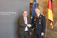 Wehrbeauftragter Hans-Peter Bartels und Generalleutnant Martin Schelleis