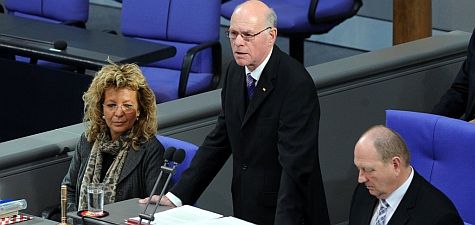 Schriftführer sitzen rechts und links neben dem Bundestagspräsidenten © Schriftführer sitzen rechts und links neben dem Bundestagspräsidenten