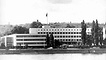 Blick über den Rhein auf das Bundeshaus in Bonn, in dem am 7. September 1949 der Bundestag zu seiner konstituierenden Sitzung zusammentrat und der Deutsche Bundesrat zum ersten Mal tagte. (Undatierte Aufnahme)