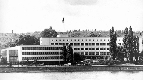 Blick über den Rhein auf das Bundeshaus in Bonn, in dem am 7. September 1949 der Bundestag zu seiner konstituierenden Sitzung zusammentrat und der Deutsche Bundesrat zum ersten Mal tagte. (Undatierte Aufnahme)