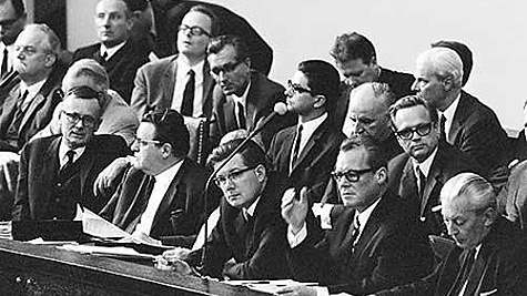 Bundeskanzler Kurt Georg Kiesinger, Außenminister Willy Brandt, Innenminister Ernst Benda, Finanzminister Franz-Josef Strauß, Wirtschaftsminister Karl Schiller (von rechts) in der Regierungsbank im Bundestag