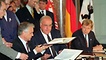 Bundeskanzler Helmut Kohl (M), Brandenburgs Regierungschef Manfred Stolpe (l, SPD) und Berlins Oberbürgermeister Eberhard Diepgen (r) unterzeichnen am 25. August 1992 in Berlin den Hauptstadtvertrag