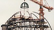 Berlin: Über dem Stahlskelett der künftigen gläsernen Kuppel auf dem Reichstag schwebt am 18.09.1997 die Richtkrone.