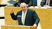 Bundeskanzler Helmut Kohl hält im Bundestag eine Rede zum Start des Euro in elf Mitgliedsländern.