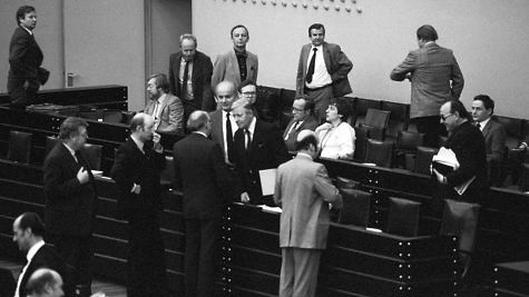 Hier begrüßt der Fraktionsvorsitzende Wolfgang Mischnick, FDP, MdB, den Bundeskanzler Helmut Schmidt, SPD, MdB, vor der Sitzungseröffnung.