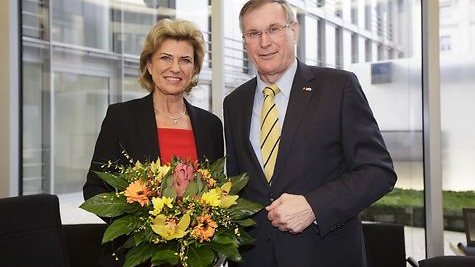 Dagmar Wöhrl mit Blumenstrauß und Johannes Singhammer im Sitzungssaal des Ausschusses für wirtschaftliche Zusammenarbeit und Entwicklung