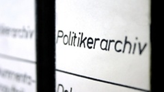 Foto: Ordnerrücken mit dem Aufdruck Politikerarchiv