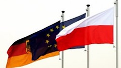 Polnische, europäische und deutsche Fahnen im Wind