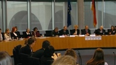 Photo : Commission réunie dans la « salle d'Europe »