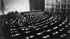 Konstituierende Sitzung des ersten Deutschen Bundestages am 7. September 1949, Klick vergrößert Bild