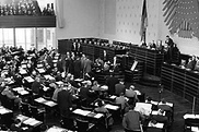 Plenarsaal des Deutschen Bundestages 1957, Klick vergrößert Bild