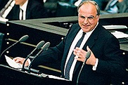 Helmut Kohl am Rednerpult des alten Plenarsaals in Bonn