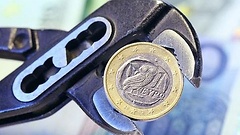 Euromünze in Rohrzange eingeklemmt