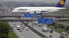 Flughafen und Autobahn