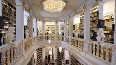 Der Rokokosaal in der Herzogin Anna Amalia Bibliothek in Weimar