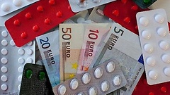 Geldscheine und Tabletten