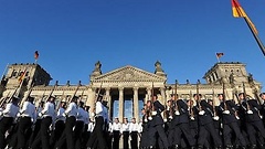Bundeswehrsoldaten treten am Dienstag (20.07.2010) vor dem Reichstagsgebäude in Berlin nach dem feierlichen Gelöbnis ab.